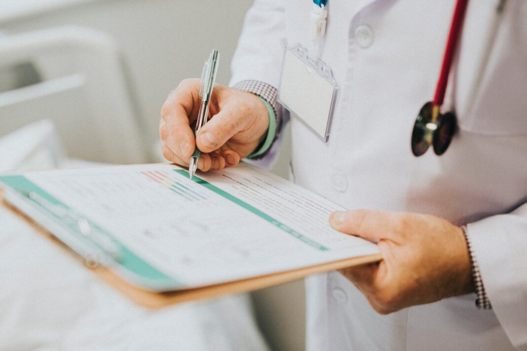 Persona revisando documentos legales de amparos de salud