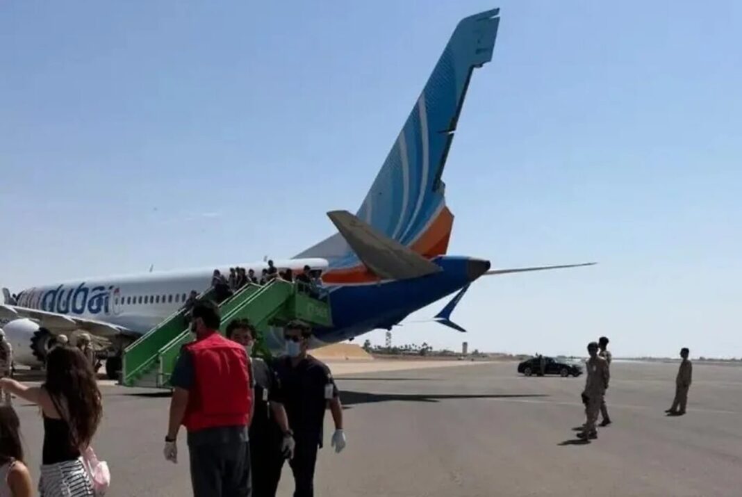 Avión de Flydubai en el aeropuerto tras aterrizaje de emergencia en Arabia Saudita