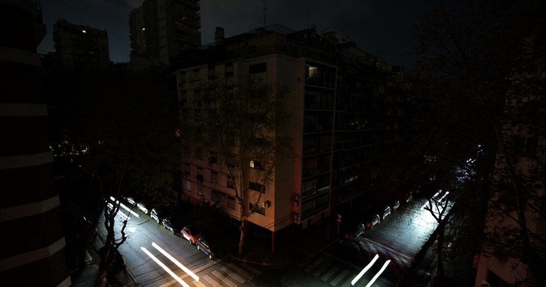 Calle a oscuras durante el apagón masivo en Buenos Aires