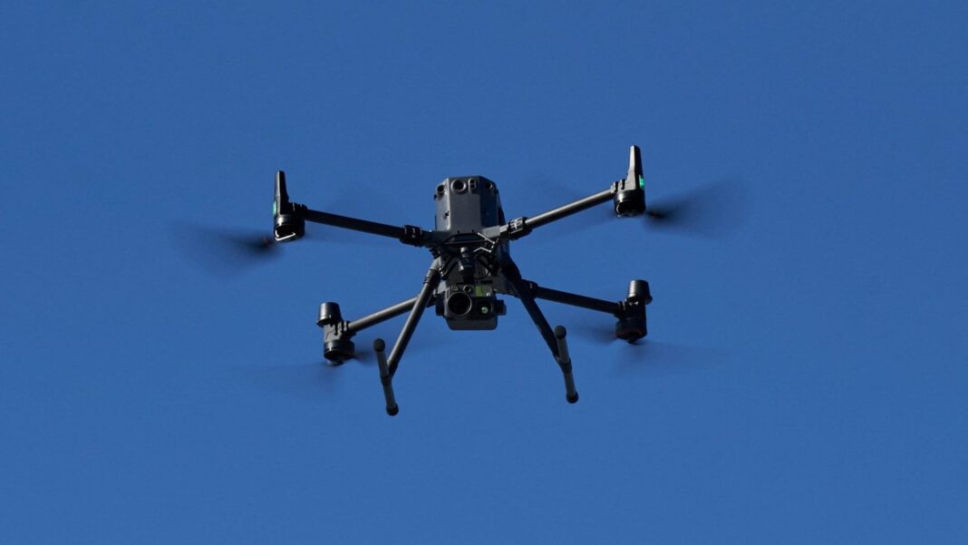 Drones sobre una superficie, ilustración de la medida arancelaria