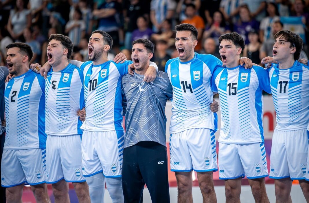 Jugadores del seleccionado argentino de handball festejando con la medalla de oro en los Juegos Suramericanos Santa Fe 2026