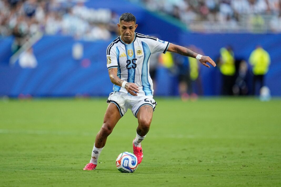 Jugadores de la selección argentina y Bolivia en un partido amistoso internacional