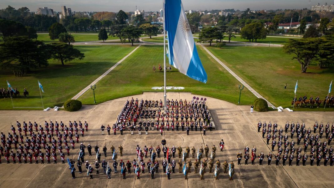 Personal de las Fuerzas Armadas en formación durante una ceremonia oficial