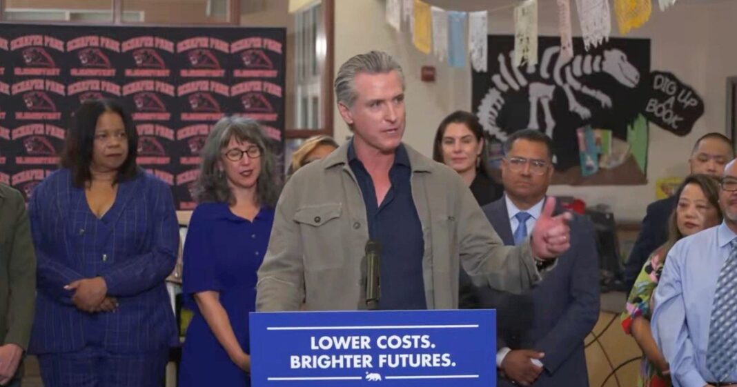 Gobernador de California Gavin Newsom anunciando inversión en transporte