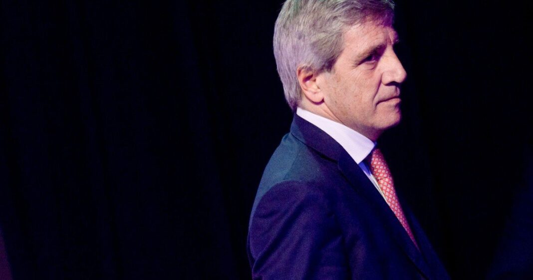 Luis Caputo y Javier Milei en un acto oficial
