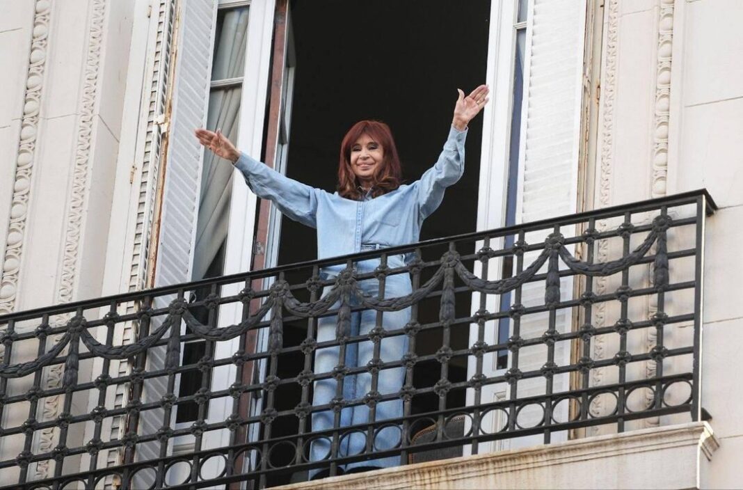 Fachada del edificio en San José 1111, donde cumple prisión domiciliaria Cristina Kirchner