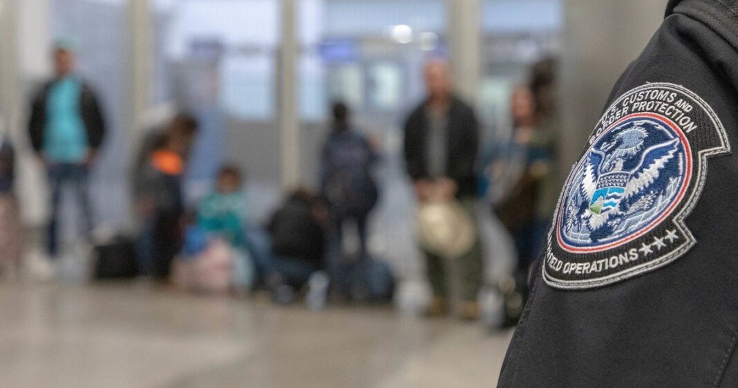 Agente de la CBP revisa documentos en un puesto de control fronterizo