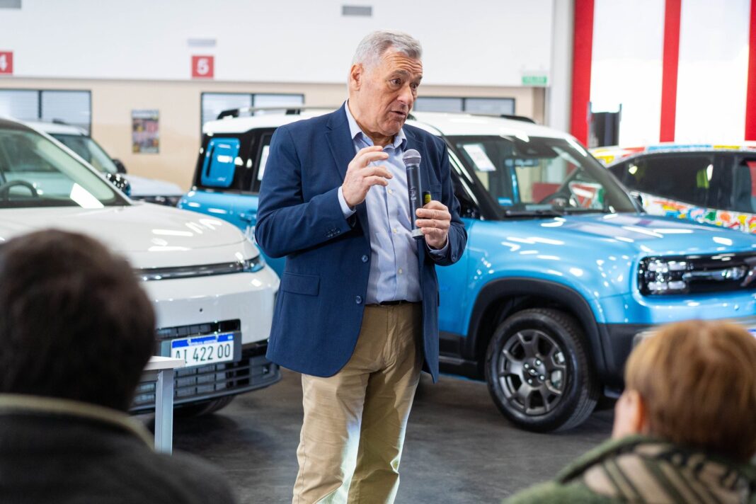Claudio Damiano durante su disertación sobre movilidad eléctrica en las oficinas de La Caja