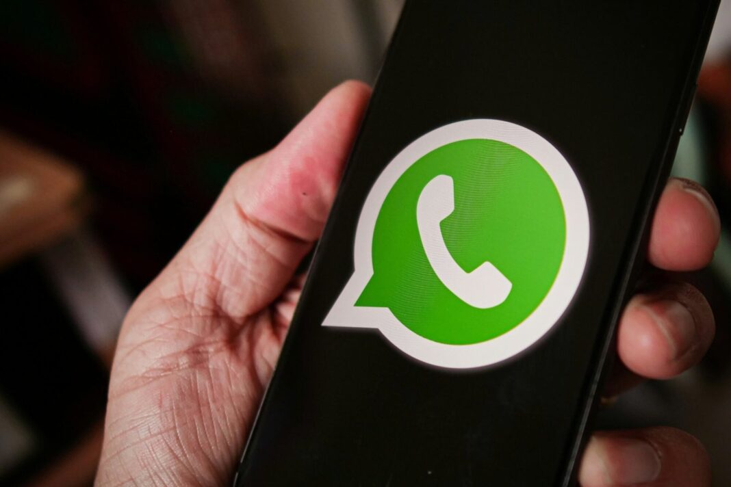Teléfono móvil con la aplicación WhatsApp abierta
