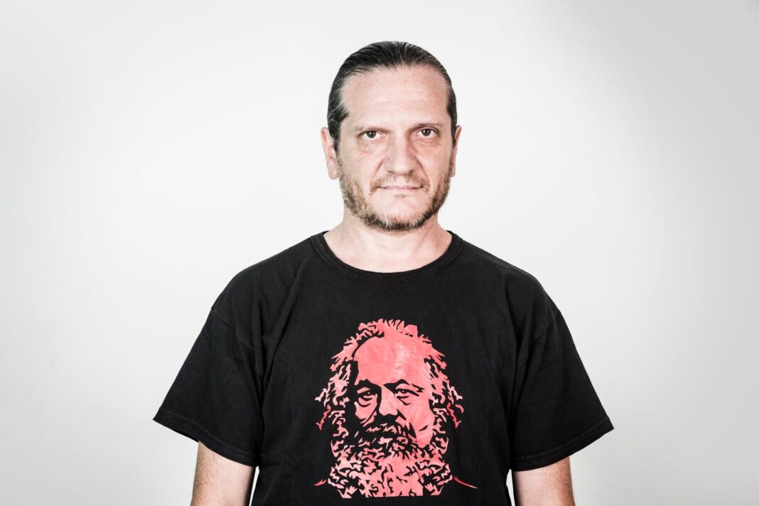 Retrato del filósofo Darío Sztajnszrajber durante una entrevista