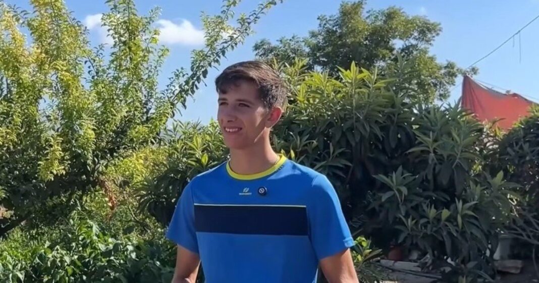 David Tomé junto a su rebaño de cabras en Corumbela
