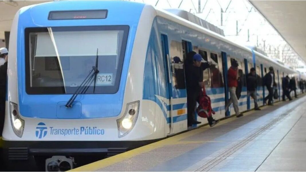 Andén de tren con pasajeros esperando en la línea Sarmiento