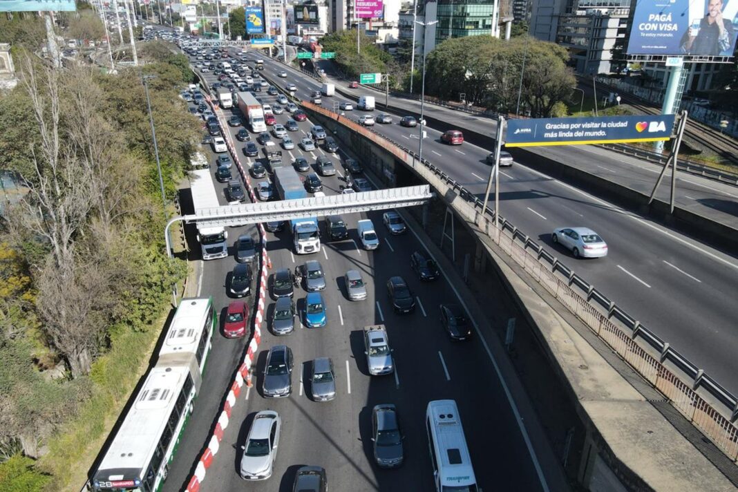 Tránsito vehicular en la avenida Lugones con demoras por obras