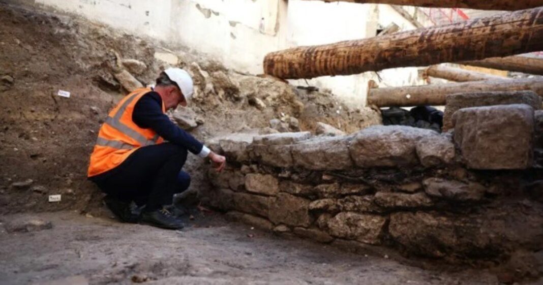 Excavación arqueológica en la isla de la Cité, París, donde se descubrió un muro antiguo