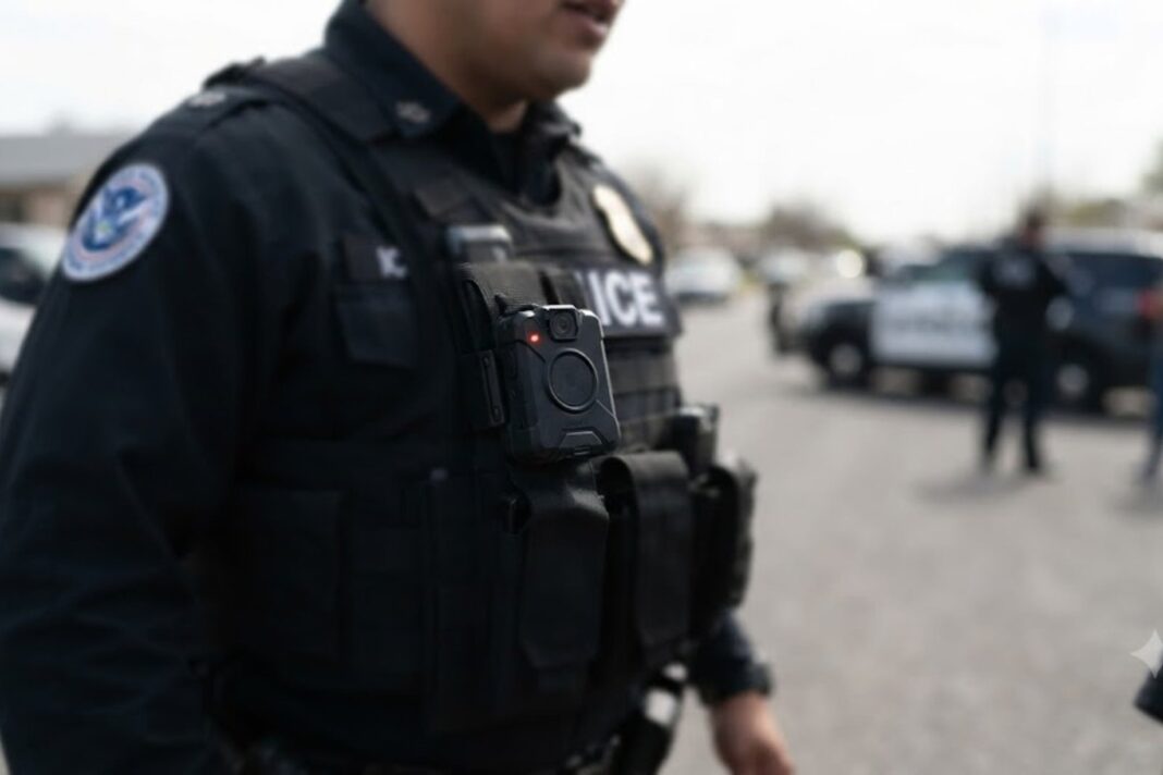Agente del ICE con cámara corporal durante una operación de campo