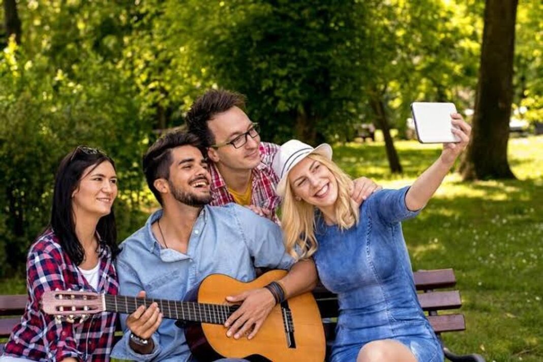 Estudiantes reunidos al aire libre durante el Día del Estudiante