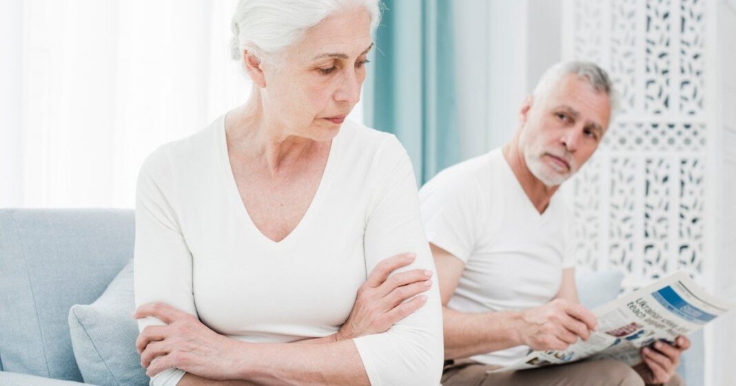 Pareja de adultos mayores separándose o firmando documentos de divorcio
