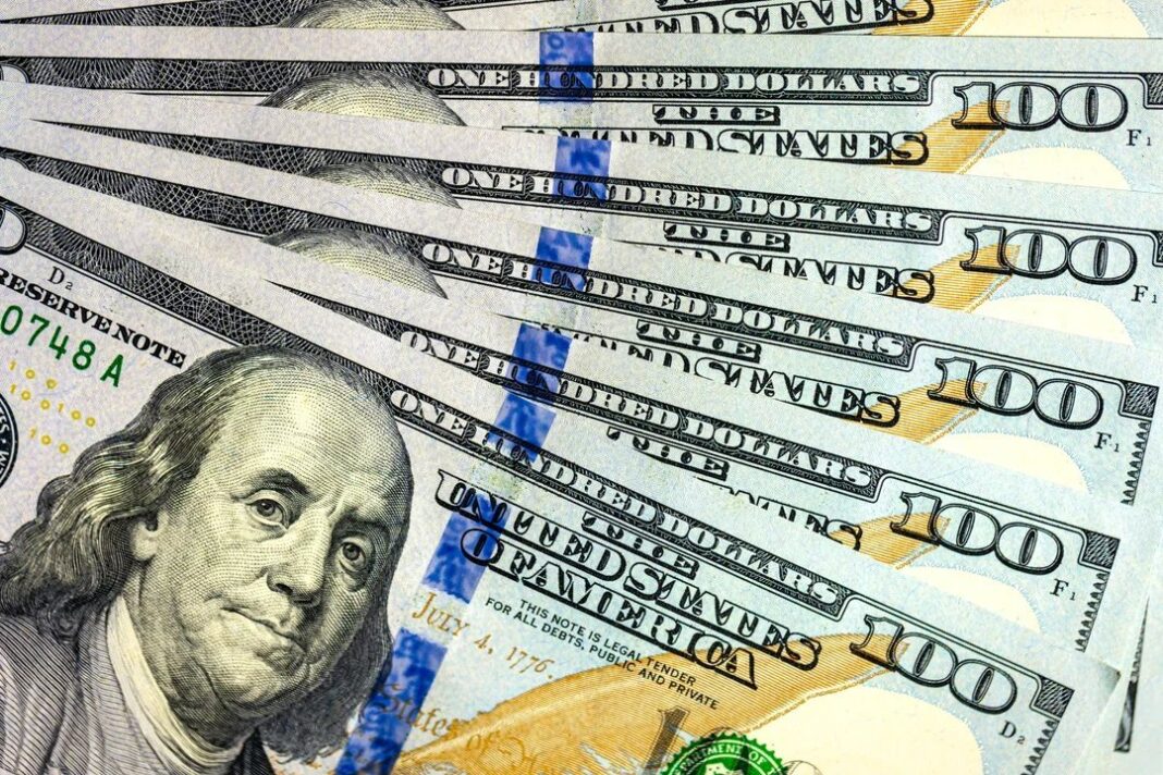 Cotización del dólar en pizarra de casa de cambio