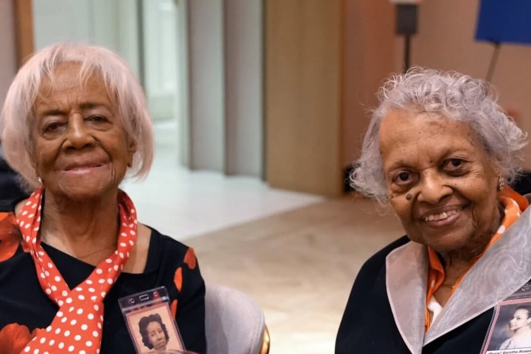 Dorothy Boggess y Velma Long, de 109 años, sentadas juntas