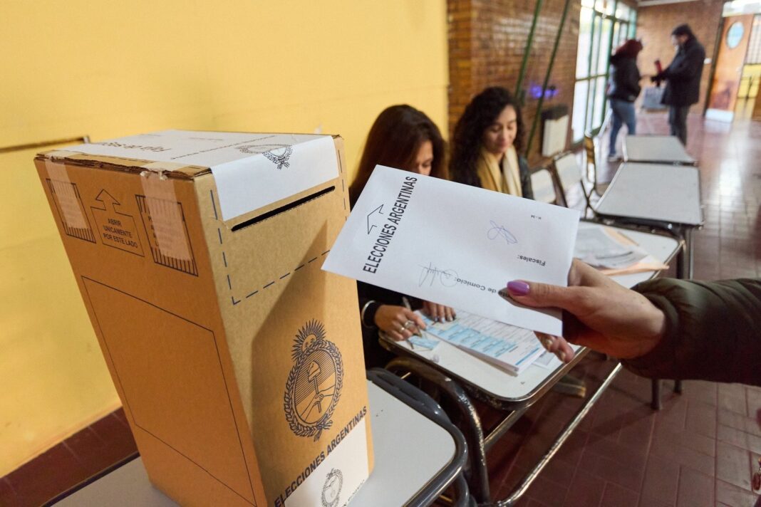 Urna electoral en Argentina