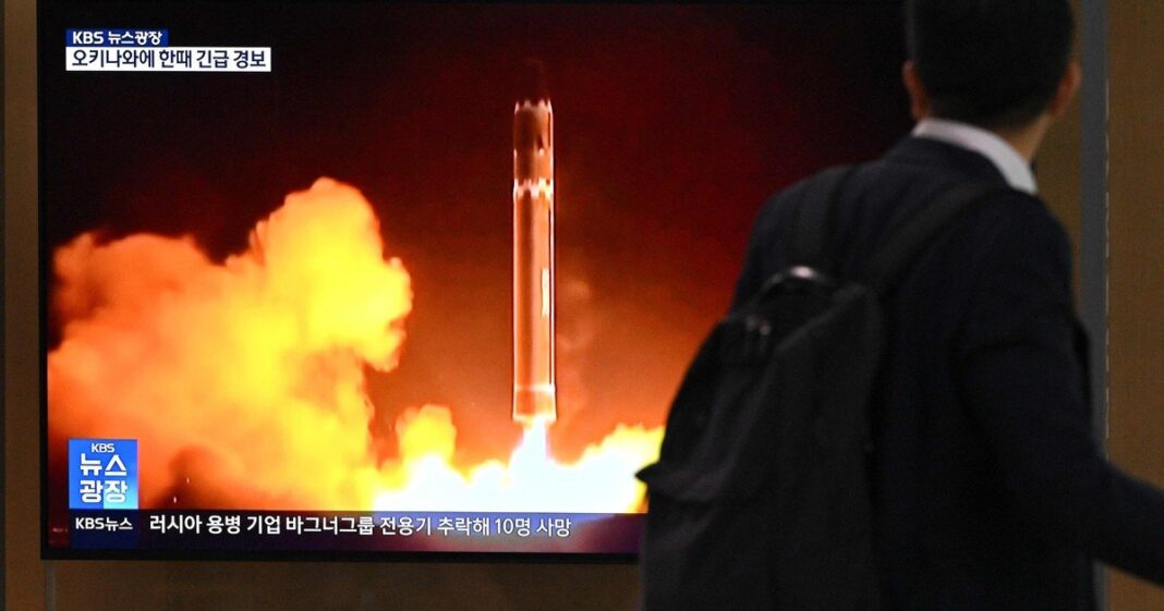 Representación de un satélite militar en órbita terrestre