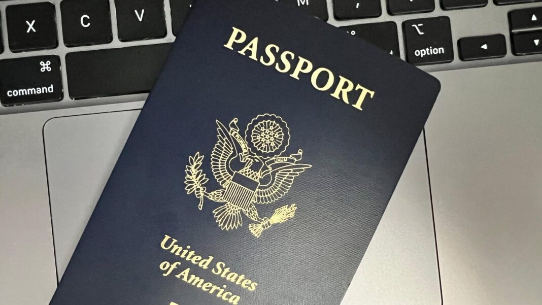 Pantalla de dispositivo móvil mostrando la plataforma America.gov para trámites de pasaporte