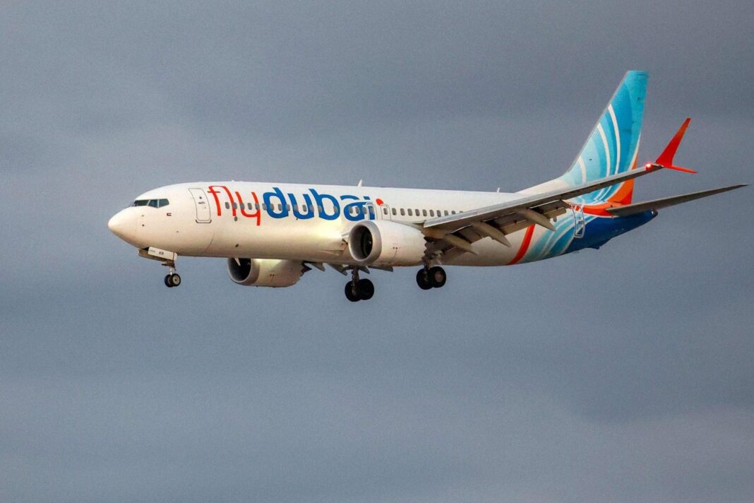 Avión de Flydubai en pista de aterrizaje