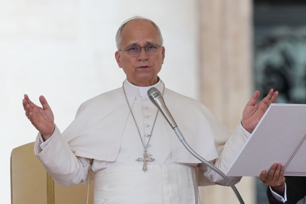 Papa León XIV saludando durante una visita pastoral
