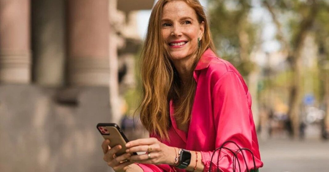 Heidi Andrade, experta en colorimetría, aplicando labial rojo a una clienta