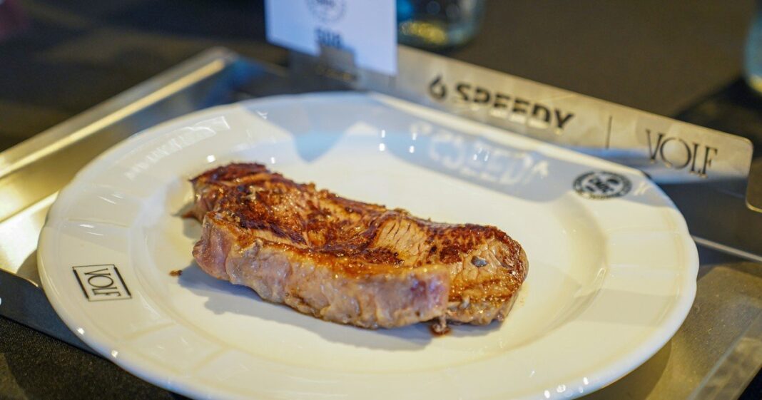 Antonio Torelli, importador de carne, durante el Campeonato Mundial de Carnes en la Rural
