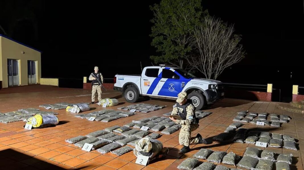 Prefectura Naval Argentina durante operativo en el río Paraná