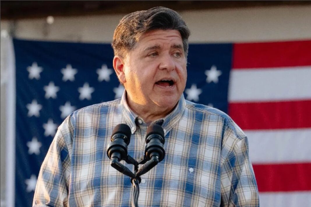 JB Pritzker caminando al aire libre