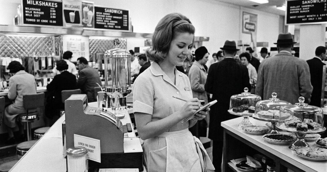 Adolescentes trabajando en un comercio en la década de 1950