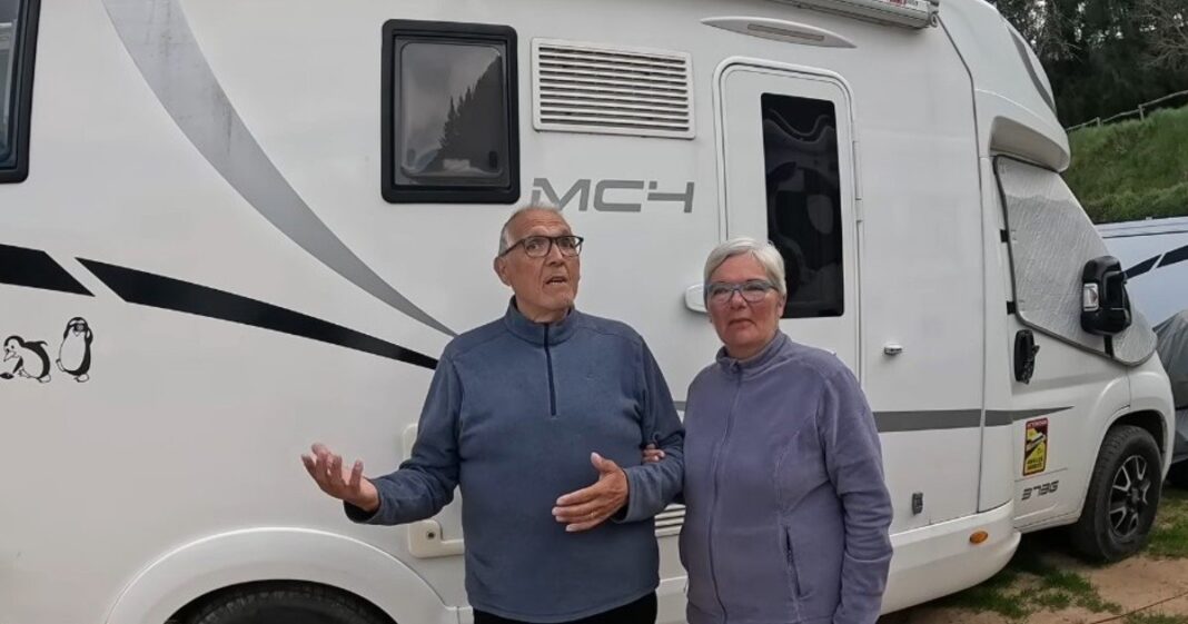 Autocaravana estacionada en un entorno natural