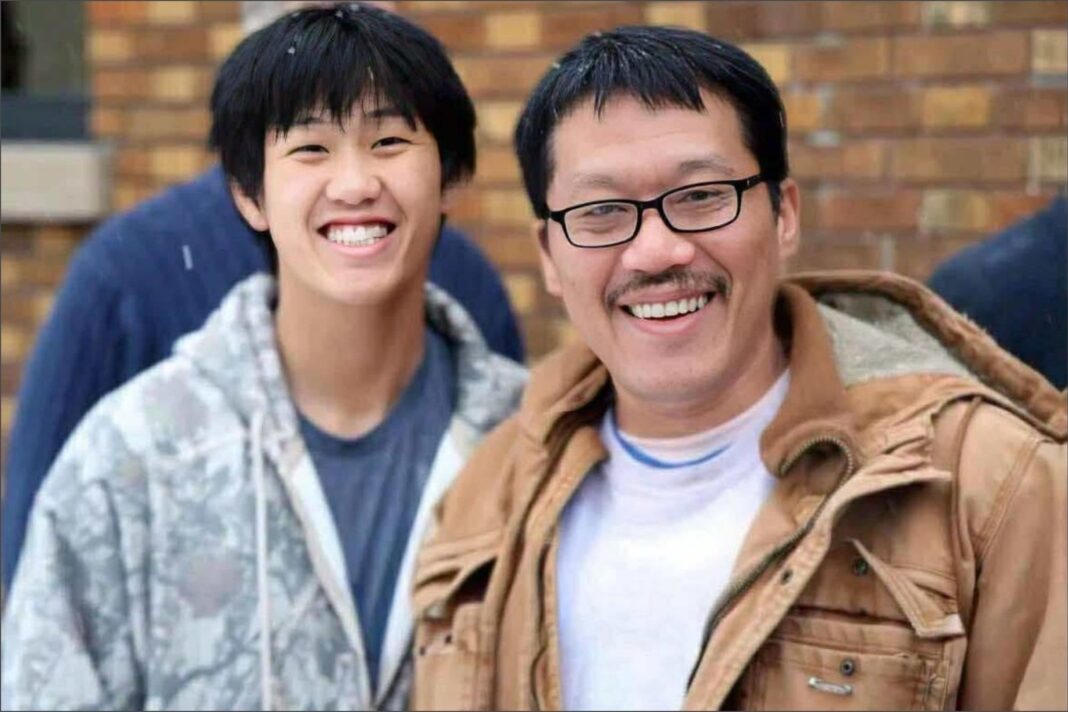 Lue Yang, hombre hmong, junto a su familia en Michigan tras recuperar su residencia permanente