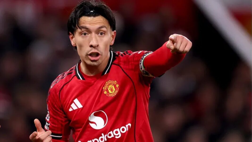 Lisandro Martínez durante el partido entre Manchester United y Everton