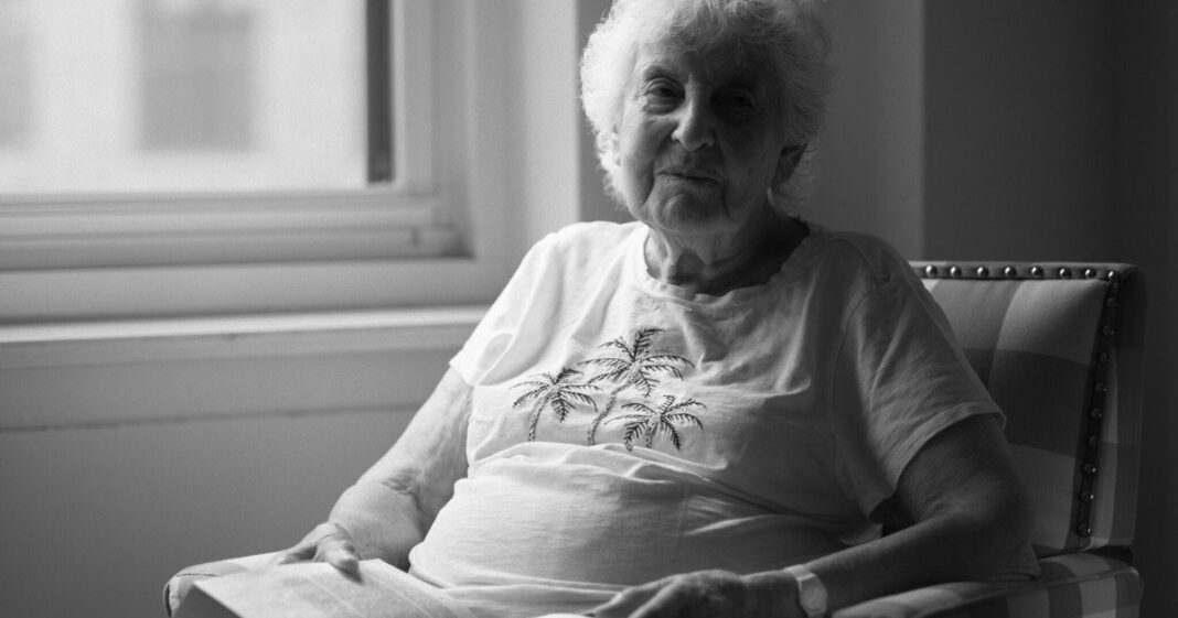 Joan Birman y Vasudha Bharathram en el apartamento de Birman en Nueva York