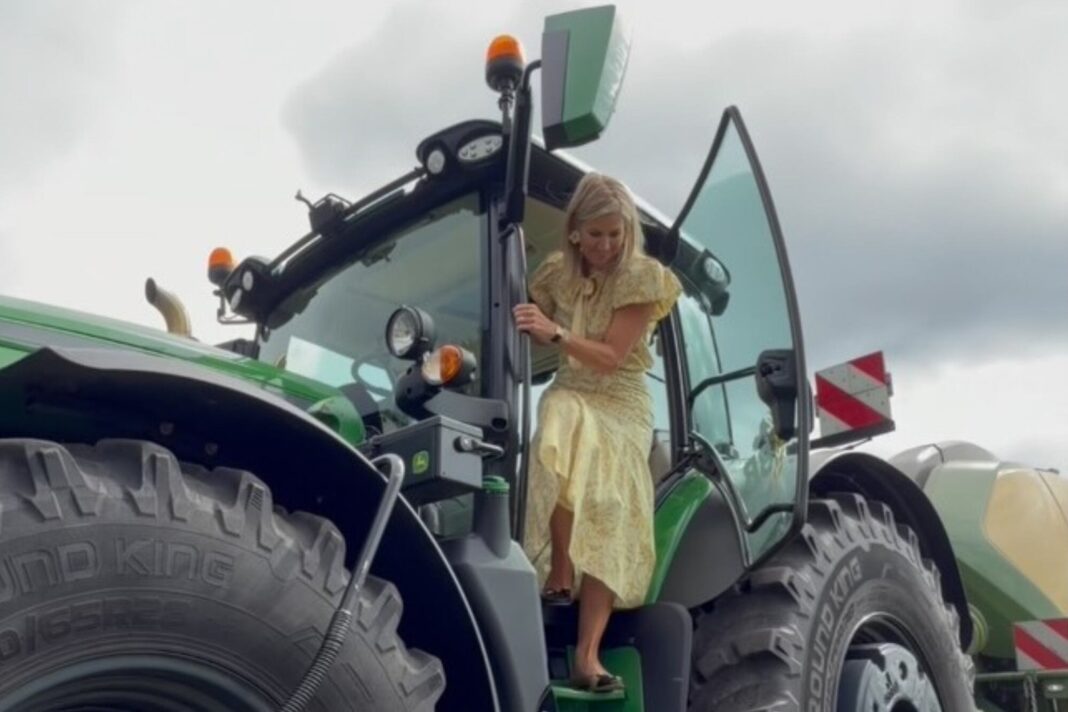 Máxima Zorreguieta conduciendo un tractor en Achterhoek