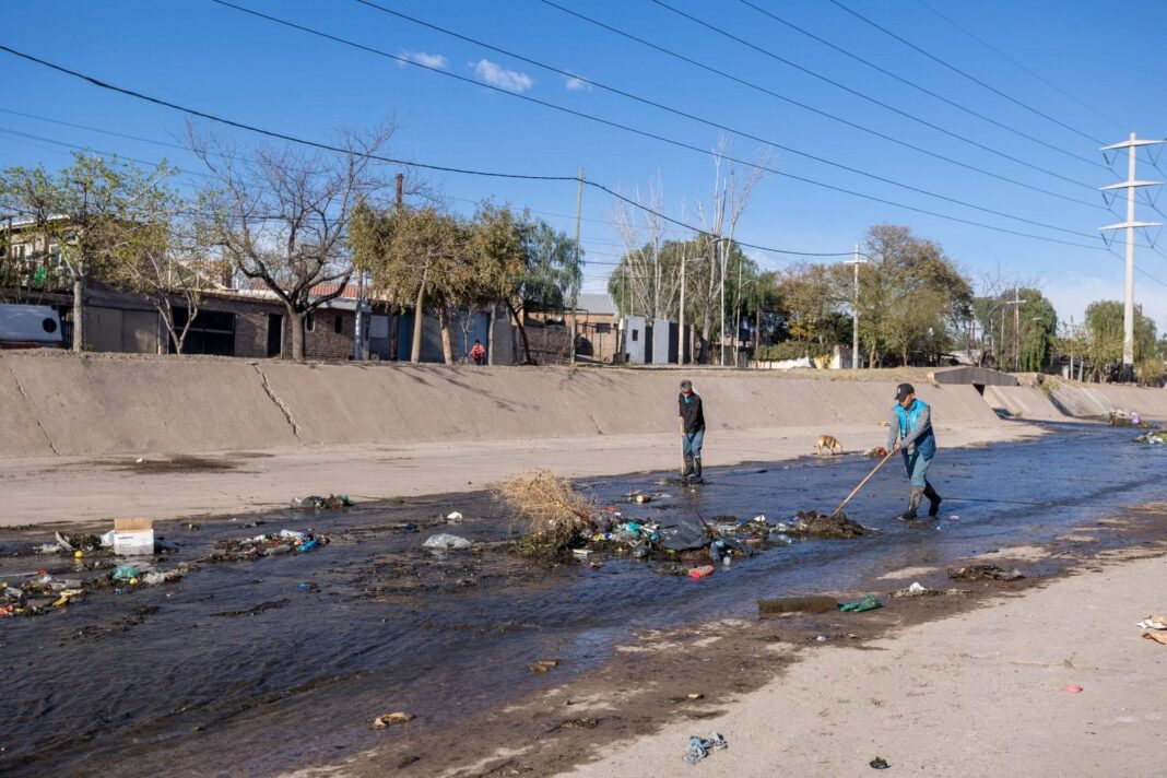Operativo de limpieza en un canal de riego en Mendoza