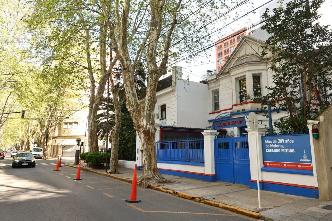 Fachada del St. Martin in the Fields School en Belgrano