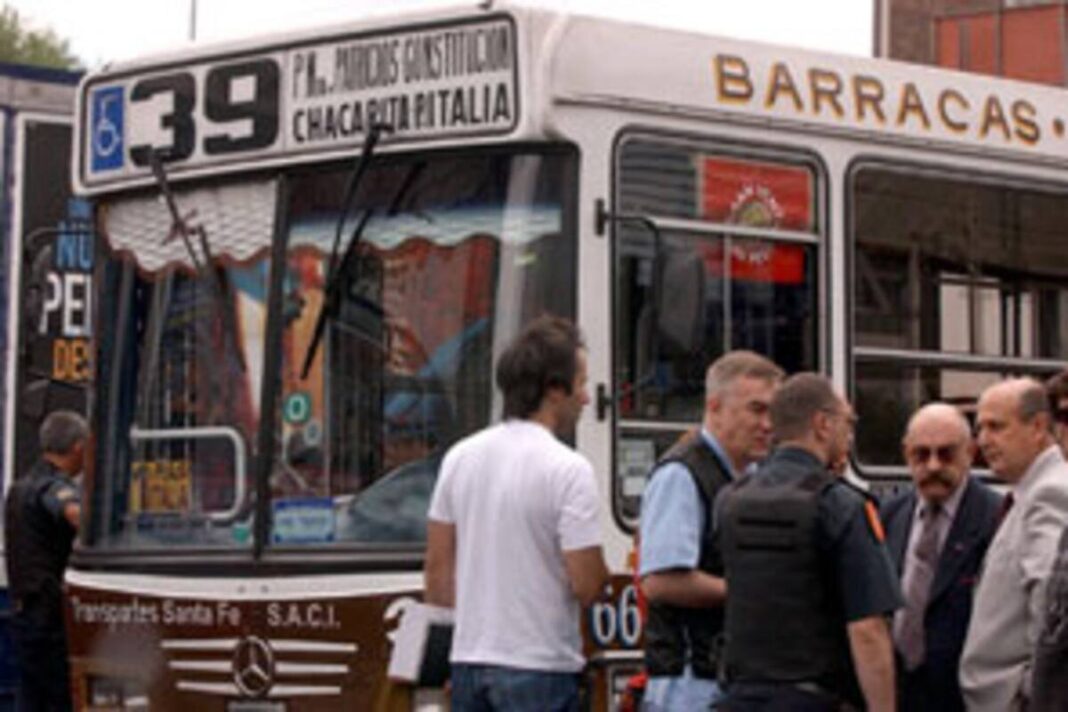 Calle de Constitución con tránsito y un colectivo de la línea 39