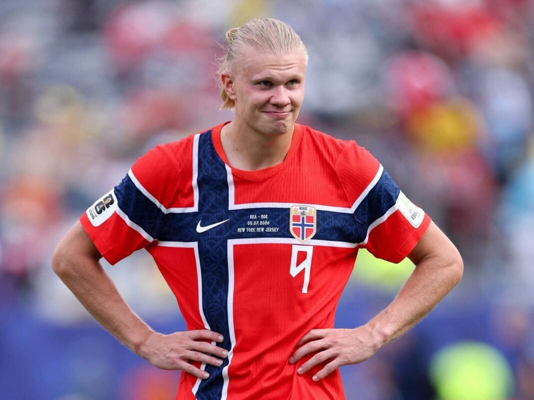 Jugadores de Noruega y Portugal disputando un balón durante un partido de la UEFA Nations League