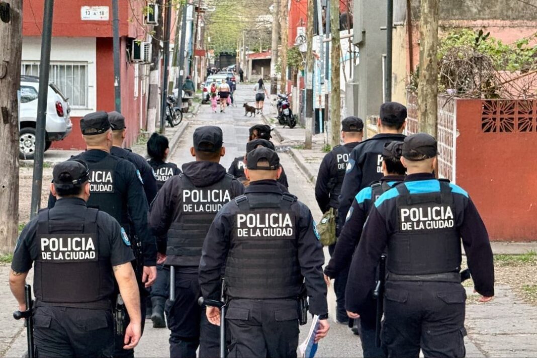 Policías de la Ciudad durante el operativo Tormenta Negra 2 en una villa porteña