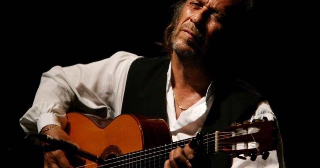Paco de Lucía tocando la guitarra flamenca