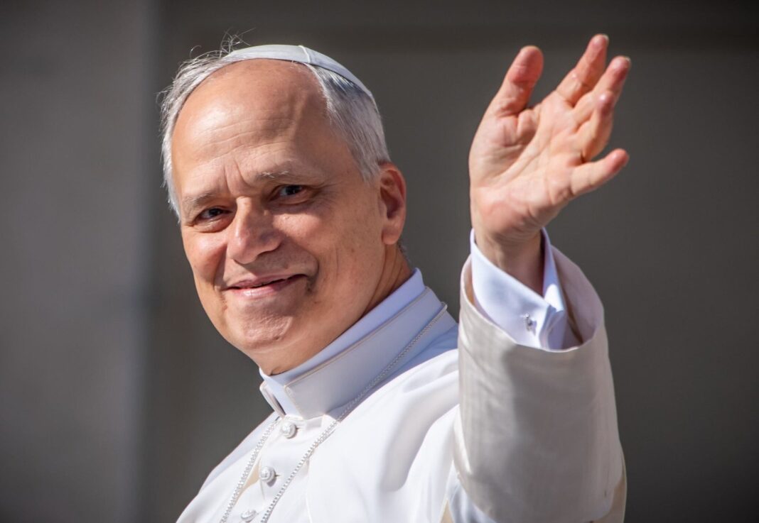 El papa León XIV durante la procesión de las antorchas en Lourdes