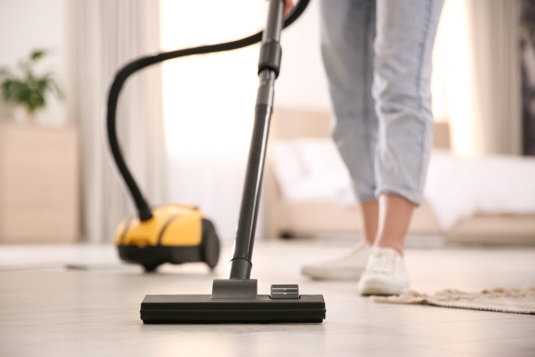 Empleada doméstica realizando tareas de limpieza en una casa particular