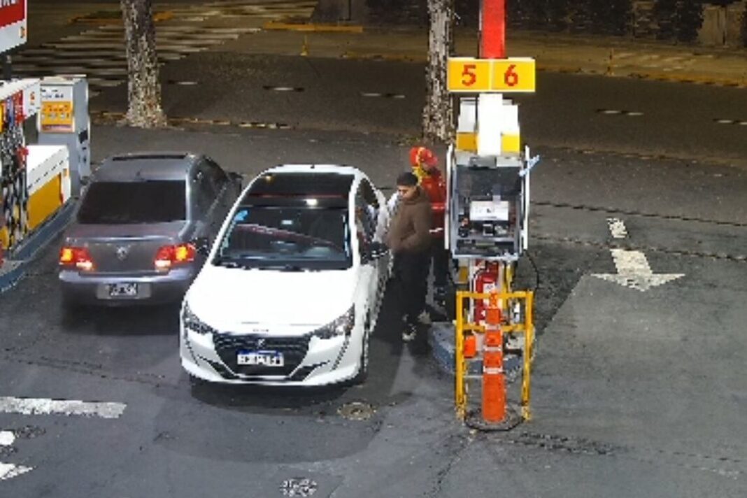 Pity Álvarez chocó contra un auto en una estación de servicio en Villa General Mitre