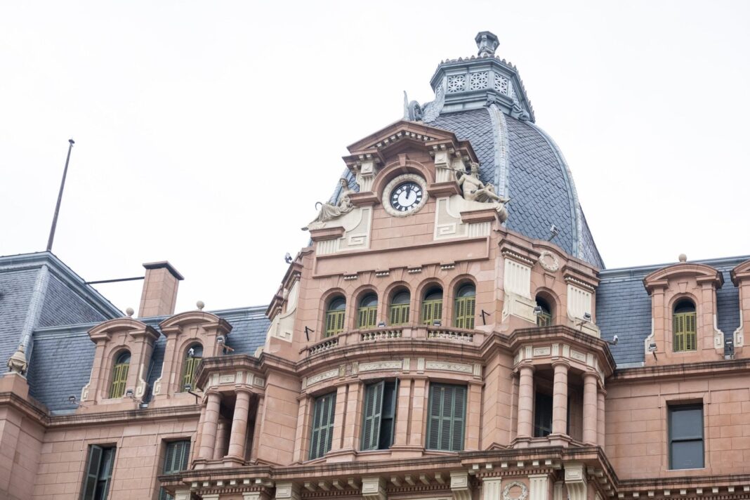 Hall central de la estación Plaza Constitución con busto del General Roca