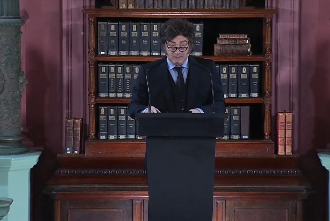 Luis Caputo durante la presentación del presupuesto 2027