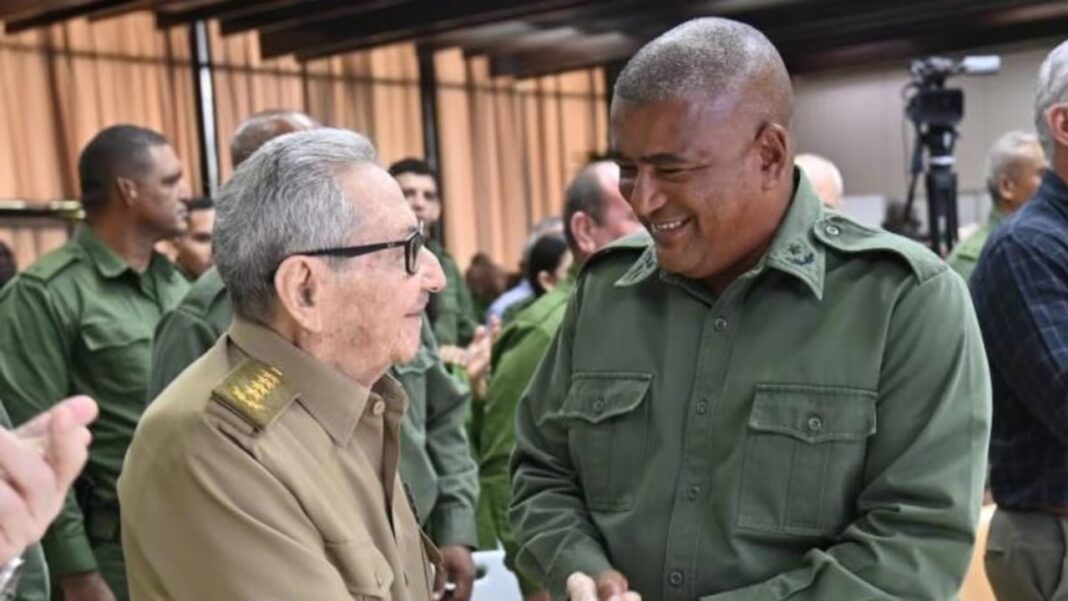 Raúl Castro en ceremonia oficial en La Habana